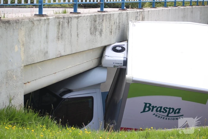 Bestelwagen botst op spoorviaduct