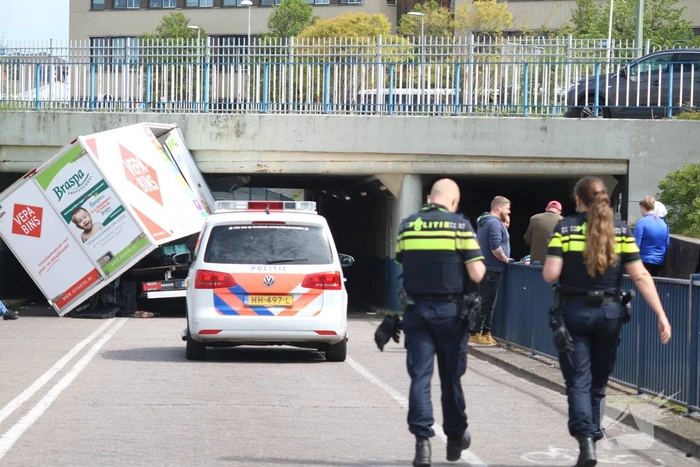 Bestelwagen botst op spoorviaduct