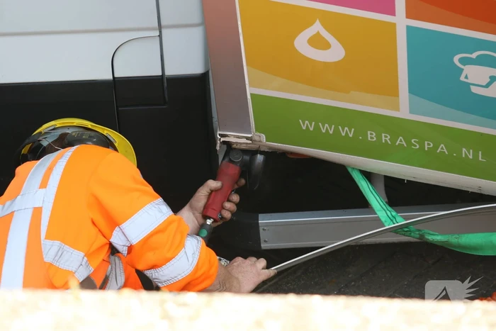 Bestelwagen botst op spoorviaduct