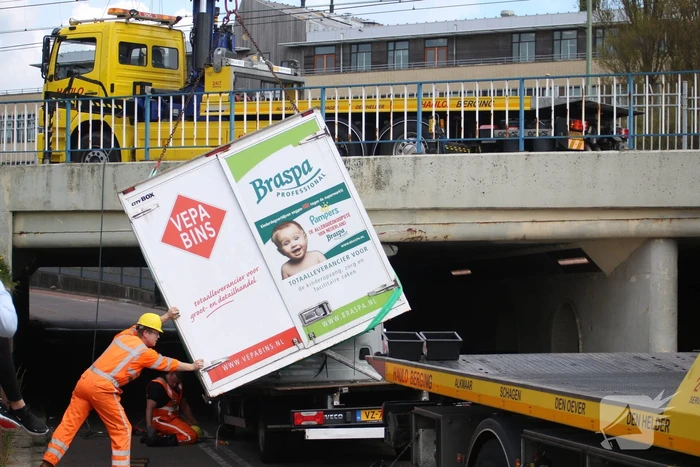 Bestelwagen botst op spoorviaduct