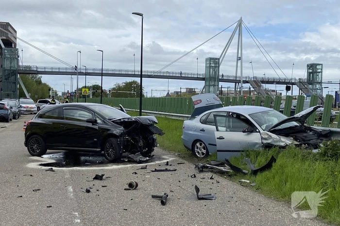 Veel schade bij flinke crash