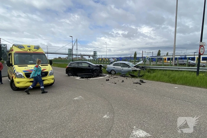 Veel schade bij flinke crash