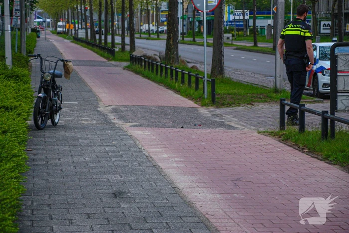 Scooterrijder onderuit op fietspad
