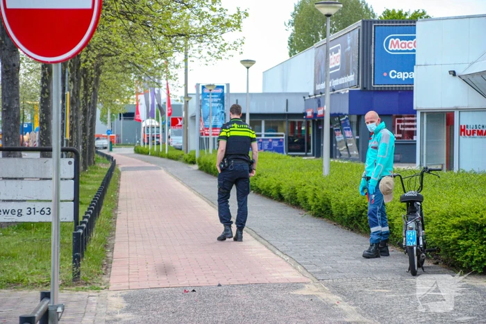 Scooterrijder onderuit op fietspad