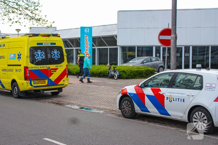 Scooterrijder onderuit op fietspad
