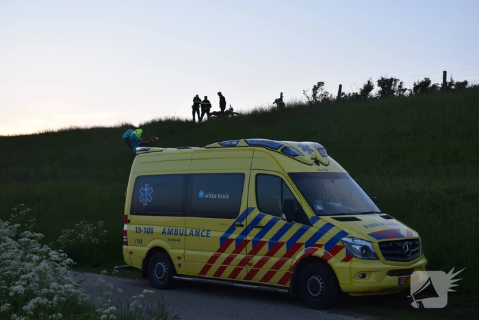Motorrijder gewond na val op dijk