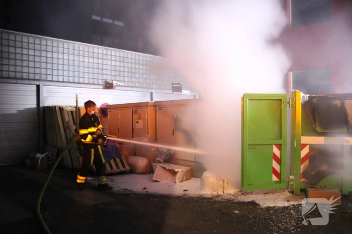 Bouwcontainer vol papier vat vlam
