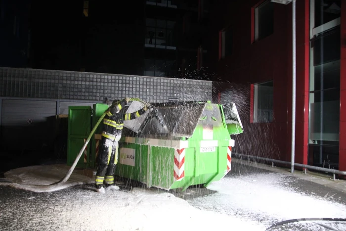 Bouwcontainer vol papier vat vlam