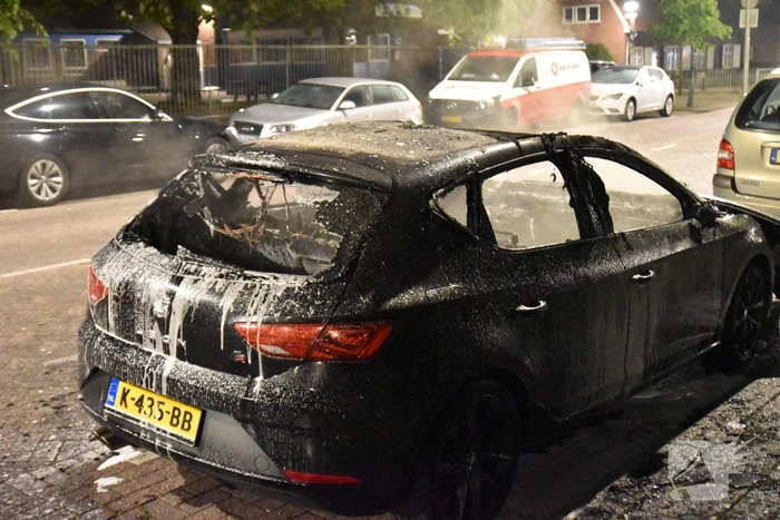 Geparkeerde auto volledig uitgebrand