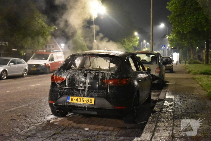 Geparkeerde auto volledig uitgebrand