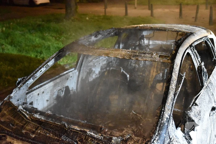 Geparkeerde auto volledig uitgebrand