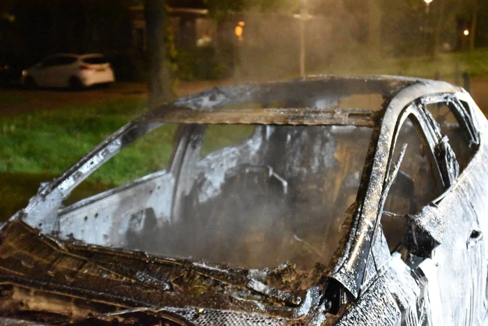 Geparkeerde auto volledig uitgebrand