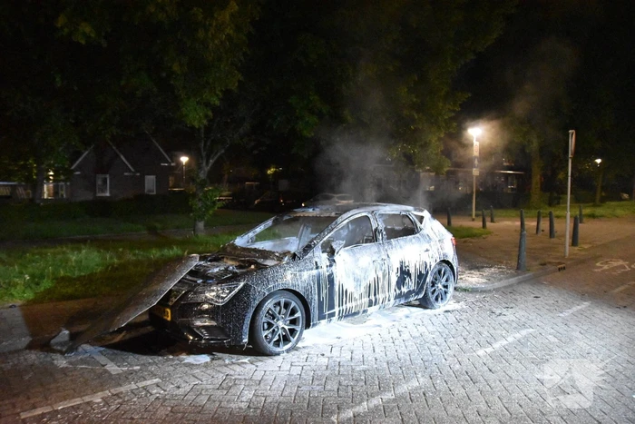 Geparkeerde auto volledig uitgebrand