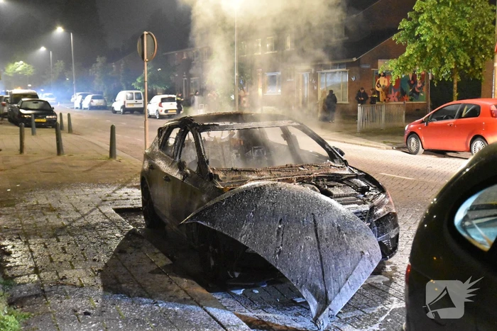 Geparkeerde auto volledig uitgebrand