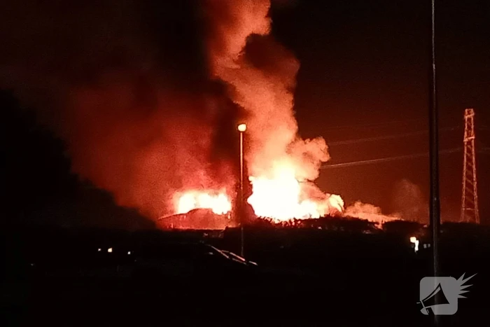 Twee schuren met fruitkisten verwoest door brand