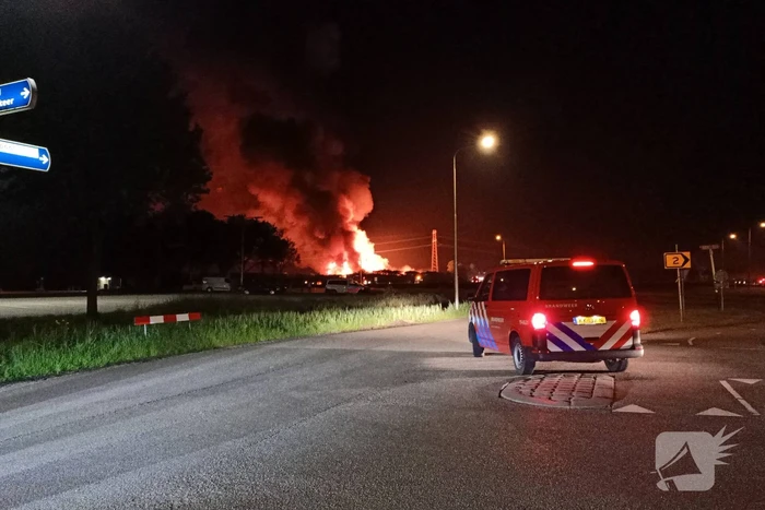 Twee schuren met fruitkisten verwoest door brand