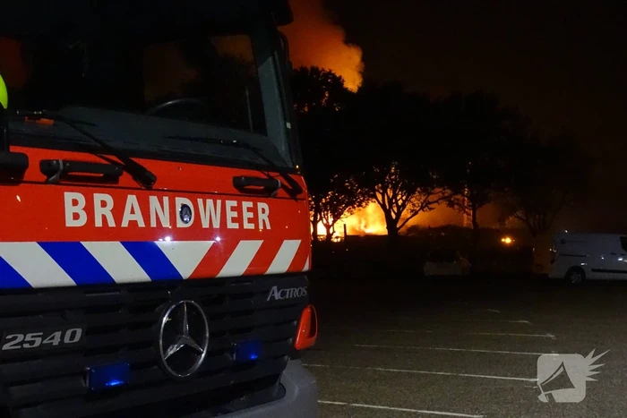 Twee schuren met fruitkisten verwoest door brand