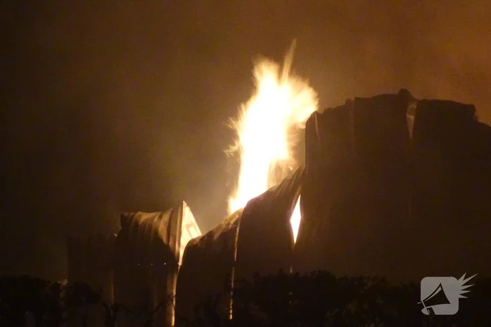 Twee schuren met fruitkisten verwoest door brand