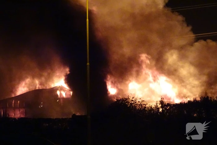 Twee schuren met fruitkisten verwoest door brand