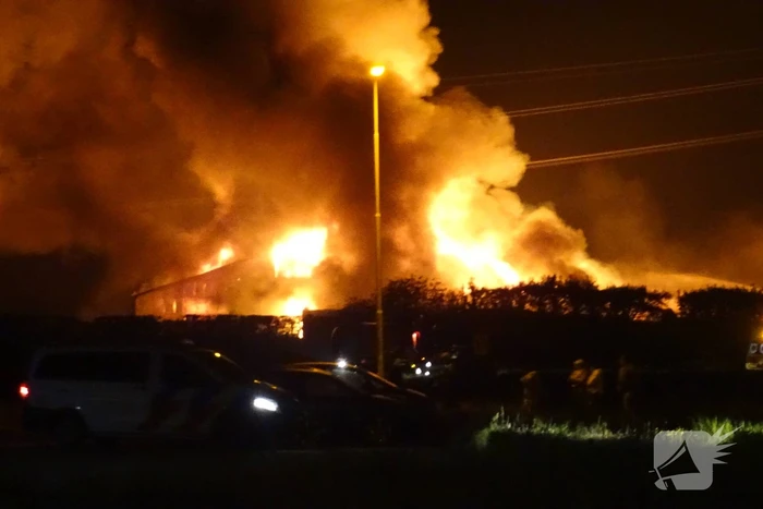 Twee schuren met fruitkisten verwoest door brand