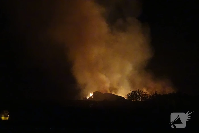 Twee schuren met fruitkisten verwoest door brand