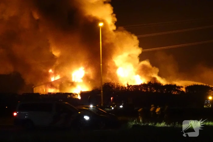 Twee schuren met fruitkisten verwoest door brand