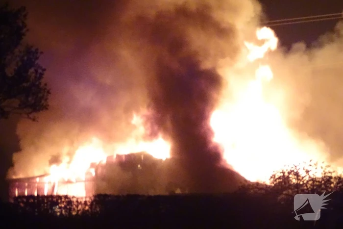 Twee schuren met fruitkisten verwoest door brand