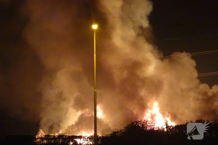 Twee schuren met fruitkisten verwoest door brand
