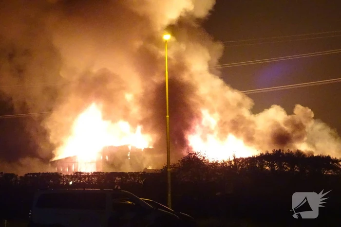 Twee schuren met fruitkisten verwoest door brand