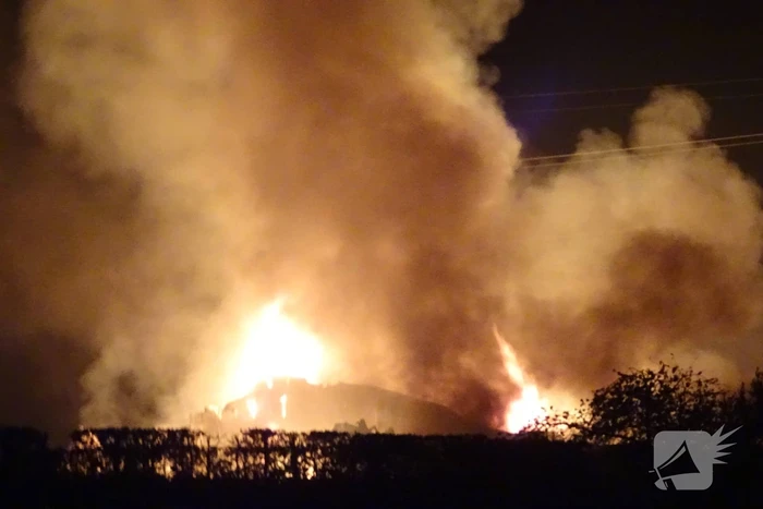 Twee schuren met fruitkisten verwoest door brand