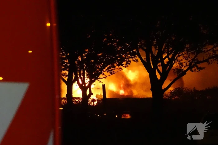 Twee schuren met fruitkisten verwoest door brand