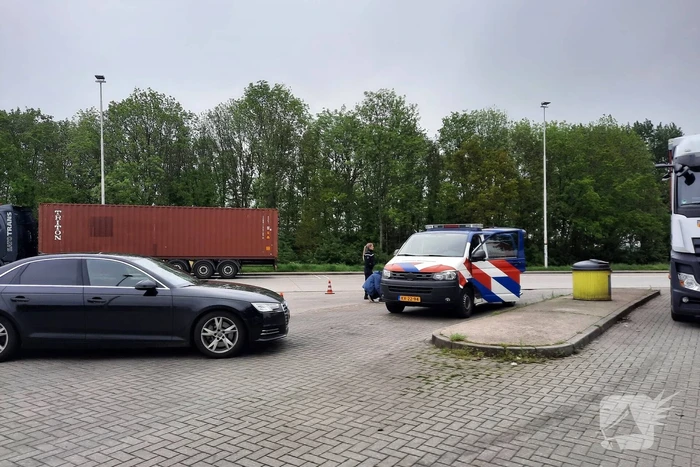 Verkeerscontrole KMAR parkeerplaats tankstation