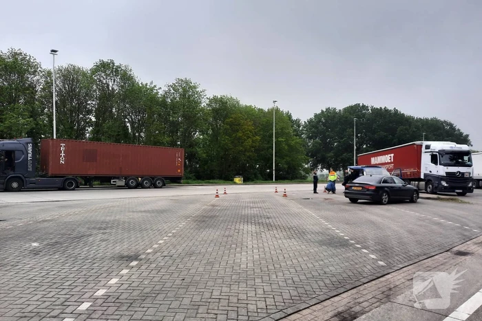 Verkeerscontrole KMAR parkeerplaats tankstation