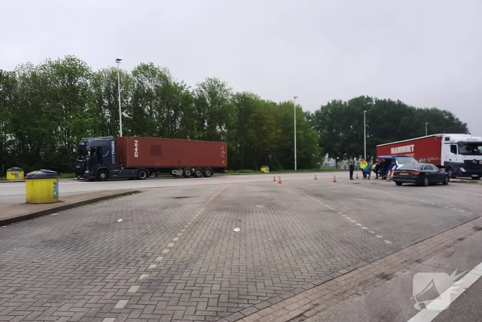 Verkeerscontrole KMAR parkeerplaats tankstation