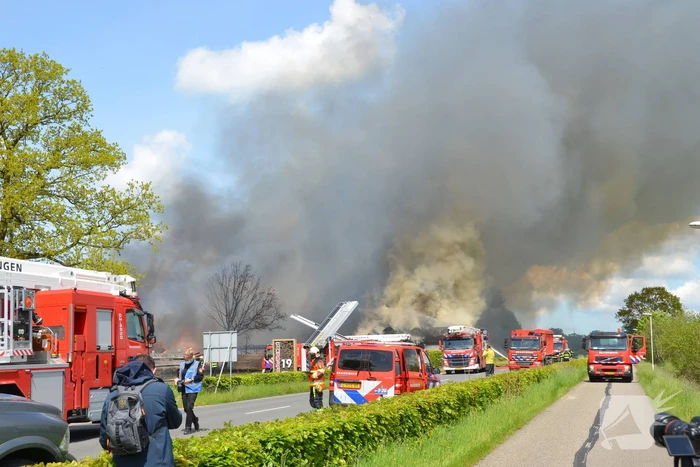 Brand op dak van pand zorgt voor enorme rookwolken