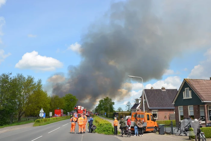 Brand op dak van pand zorgt voor enorme rookwolken