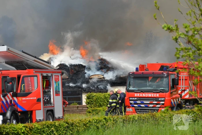 Brand op dak van pand zorgt voor enorme rookwolken