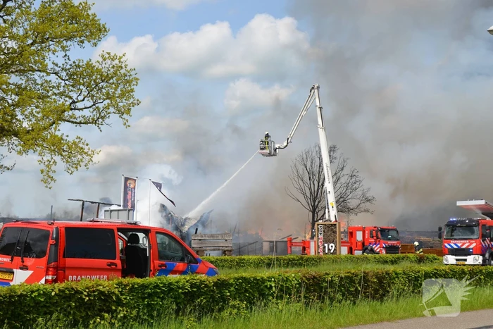Brand op dak van pand zorgt voor enorme rookwolken