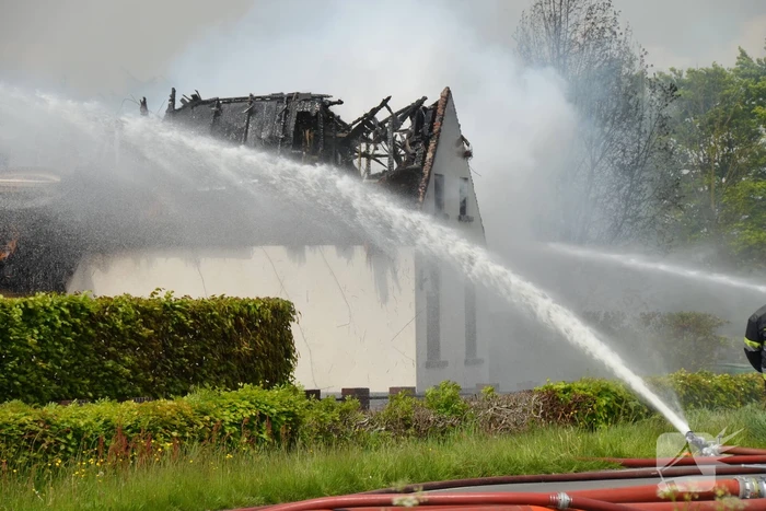 Brand op dak van pand zorgt voor enorme rookwolken