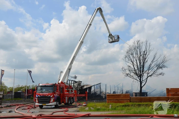 Brand op dak van pand zorgt voor enorme rookwolken