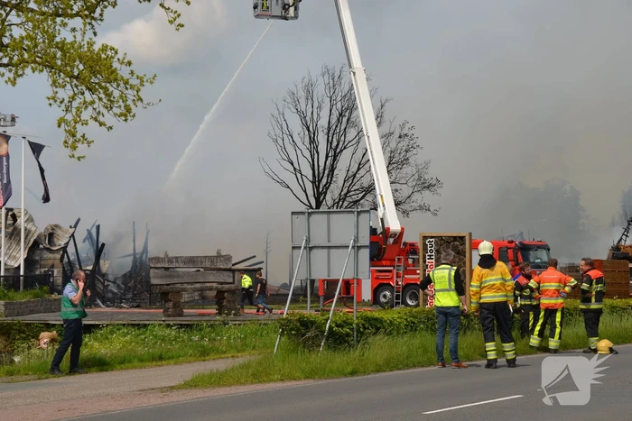 Brand op dak van pand zorgt voor enorme rookwolken