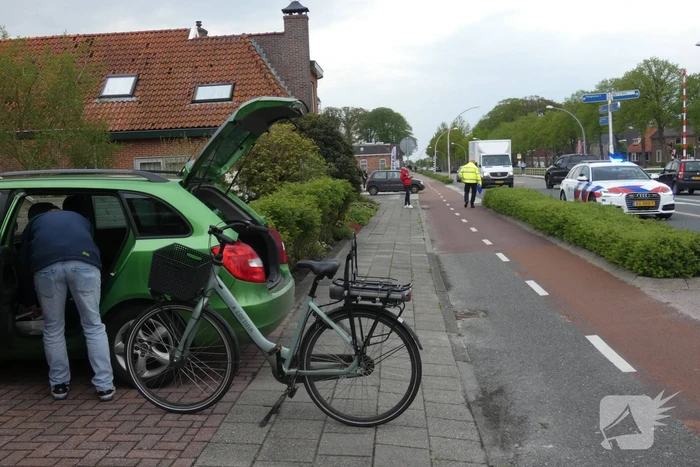 Fietser en personenauto met elkaar in botsing