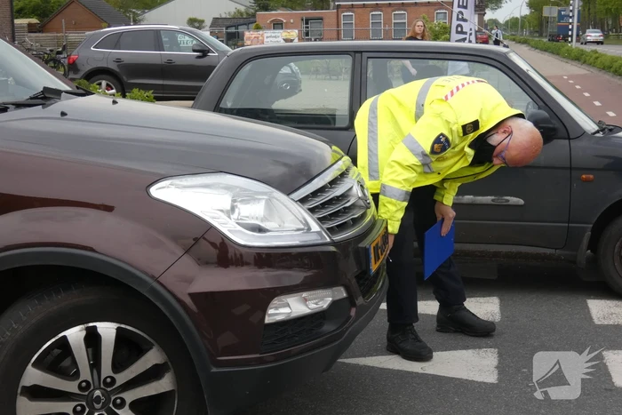 Fietser en personenauto met elkaar in botsing