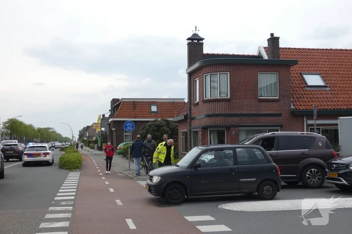 Fietser en personenauto met elkaar in botsing