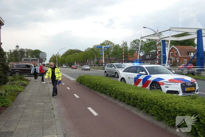 Fietser en personenauto met elkaar in botsing