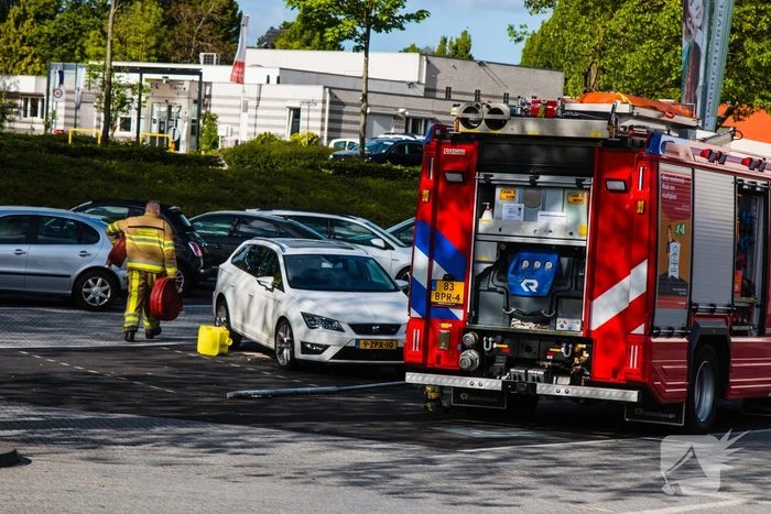 Benzinetank van auto lekgereden