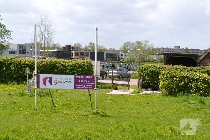 Brandweer bevrijdt paard Zorgmanege Grenzeloos