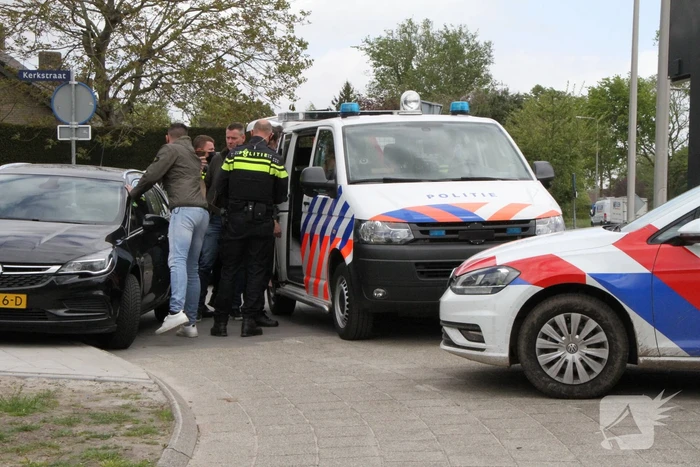 Man uit woning gehaald en aangehouden