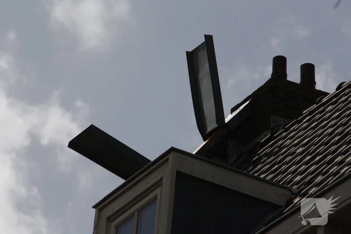 Dakbedekking waait los van pand