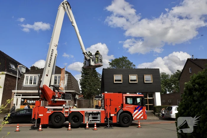 Dakrand komt los door harde wind